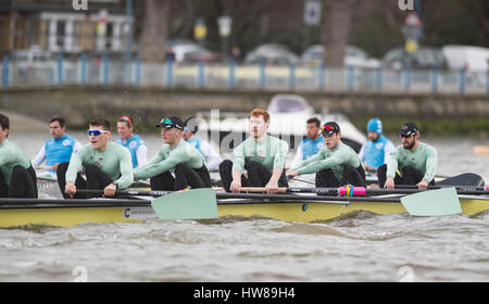 London, UK. 18. März 2017. Cambridge University Boat Club V italienische Besatzung.  Als Vorbereitung für die The Cancer Research UK Regatten beteiligen Oxford und Cambridge Clubs sich eine Reihe von Vorrichtungen gegen andere Vereine.  Crew-Liste:-CUBC blaues Boot (leichten blauen Oberteilen): S. Henry Meek, 7. Lance Tredell, 6. Patrick Eble, 5. Aleksander Malowany, 4. Timothy Tracey, 3. James Letten, 2. Freddie Davidson, B. Ben Rubel, Cox. Bildnachweis: Duncan Grove/Alamy Live-Nachrichten Stockfoto