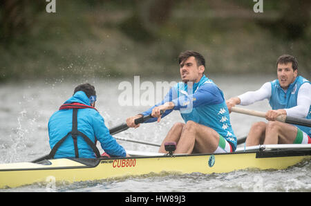 London, UK. 18. März 2017. Cambridge University Boat Club V italienische Besatzung.  Als Vorbereitung für die The Cancer Research UK Regatten beteiligen Oxford und Cambridge Clubs sich eine Reihe von Vorrichtungen gegen andere Vereine.  Crew-Liste:-CUBC blaues Boot (leichten blauen Oberteilen): S. Henry Meek, 7. Lance Tredell, 6. Patrick Eble, 5. Aleksander Malowany, 4. Timothy Tracey, 3. James Letten, 2. Freddie Davidson, B. Ben Rubel, Cox. Bildnachweis: Duncan Grove/Alamy Live-Nachrichten Stockfoto