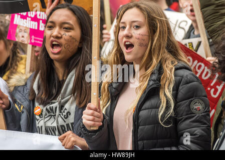 London, UK. 18. März 2017. Frauen, die mit der Meldung "Errungenschaft hat keine Farbe" geschrieben auf den Wangen Marsch durch London am Tag der Vereinten Nationen Anti Rassismus zu zeigen, ihren Widerstand gegen Rassismus, mit einer Kundgebung vor der BBC beginnend und endend mit einem anderen in Parliament Square. Die Veranstaltung wurde organisiert von Stand Up, Rassismus und von Gewerkschaften und vielen anderen Organisationen unterstützt, und es gab ähnliche Märsche in Glasgow und Cardiff. Bildnachweis: Peter Marshall/Alamy Live-Nachrichten Stockfoto