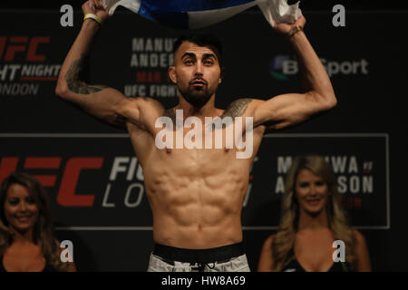 Makwan Amirkhani wiegt bei 146 bei UFC London: wiegen Gasthöfe in der O2 Arena, London, England. 17. März 2017 Stockfoto