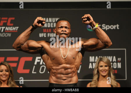 Brett Johnsweighs in an 136 bei UFC London: wiegen Gasthöfe in der O2 Arena, London, England. 17. März 2017 Stockfoto