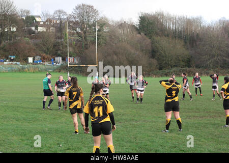 Pontycun Rugby Club, Südwales, Halbzeit und Training Session auf dem Damen-Spiel, Pontycun gegen Llandaff North. Stockfoto