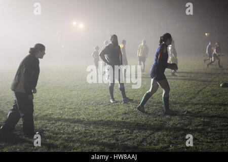 Pontycun Rugby Club, Südwales, Halbzeit und Training Session auf dem Damen-Spiel, Pontycun gegen Llandaff North. Stockfoto