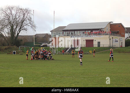 Pontycun Rugby Club, Südwales, Halbzeit und Training Session auf dem Damen-Spiel, Pontycun gegen Llandaff North. Stockfoto