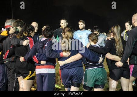 Pontycun Rugby Club, Südwales, Halbzeit und Training Session auf dem Damen-Spiel, Pontycun gegen Llandaff North. Stockfoto