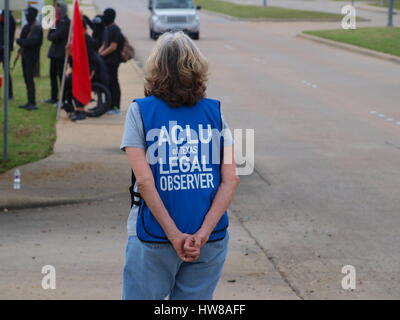 Dallas, USA, 18. März 2017. Ein bewaffneter Protest außerhalb der Dallas Zentralmoschee endete friedlich mit den beiden gegnerischen Gruppen zusammen sitzen bei einem zweistündigen Mittagessen. Bildnachweis: Dallaspaparazzo/Alamy Live-Nachrichten. Stockfoto