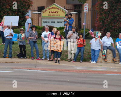 Dallas, USA, 18. März 2017. Ein bewaffneter Protest außerhalb der Dallas Zentralmoschee endete friedlich mit den beiden gegnerischen Gruppen zusammen sitzen bei einem zweistündigen Mittagessen. Bildnachweis: Dallaspaparazzo/Alamy Live-Nachrichten. Stockfoto