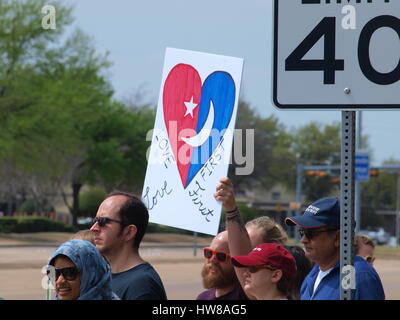 Dallas, USA, 18. März 2017. Ein bewaffneter Protest außerhalb der Dallas Zentralmoschee endete friedlich mit den beiden gegnerischen Gruppen zusammen sitzen bei einem zweistündigen Mittagessen. Bildnachweis: Dallaspaparazzo/Alamy Live-Nachrichten. Stockfoto