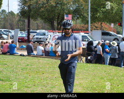 Dallas, USA, 18. März 2017. Ein bewaffneter Protest außerhalb der Dallas Zentralmoschee endete friedlich mit den beiden gegnerischen Gruppen zusammen sitzen bei einem zweistündigen Mittagessen. Bildnachweis: Dallaspaparazzo/Alamy Live-Nachrichten. Stockfoto