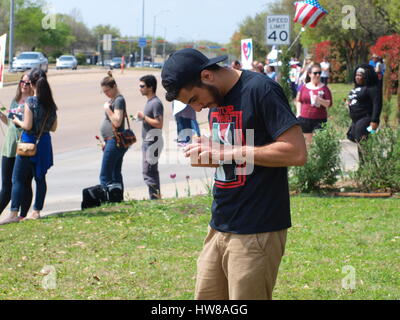 Dallas, USA, 18. März 2017. Ein bewaffneter Protest außerhalb der Dallas Zentralmoschee endete friedlich mit den beiden gegnerischen Gruppen zusammen sitzen bei einem zweistündigen Mittagessen. Bildnachweis: Dallaspaparazzo/Alamy Live-Nachrichten. Stockfoto