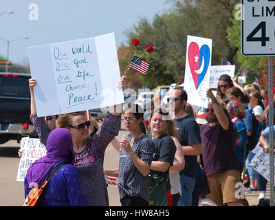 Dallas, USA, 18. März 2017. Ein bewaffneter Protest außerhalb der Dallas Zentralmoschee endete friedlich mit den beiden gegnerischen Gruppen zusammen sitzen bei einem zweistündigen Mittagessen. Bildnachweis: Dallaspaparazzo/Alamy Live-Nachrichten. Stockfoto