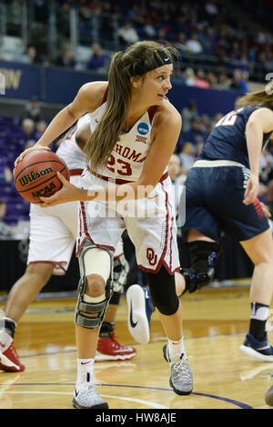 Seattle, WA, USA. 18. März 2017. Oklahma sieht nach vorne Maddie Manning (23) nach einer Steckdose während einer NCAA erste Runde Frauen Spiel zwischen den Gonzaga Bulldogs und die Oklahoma Sooners. Gespielt wurde im Hec Ed Pavilion auf dem Campus der University of Washington in Seattle, WA. Jeff Halstead/CSM/Alamy Live-Nachrichten Stockfoto