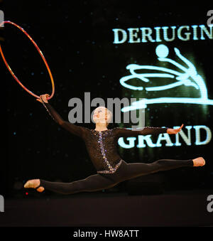 Kiew, Ukraine. 18. März 2017. Rhythmischen Sportgymnastik Olena Diachenko der Ukraine führt mit dem Reifen während der rhythmischen Gymnastik-Grand-Prix "Deriugina Cup" im Palace of Sports in Kiew, Ukraine. Bildnachweis: Oleksandr Prykhodko/Alamy Live-Nachrichten Stockfoto