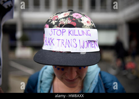 Tausende Demonstranten marschieren durch das Zentrum Londons, protestieren am UN-Anti-Rassismus-Tag gegen Rassismus / Stoppt das Töten schwarzer Trans-Frauen. Stockfoto