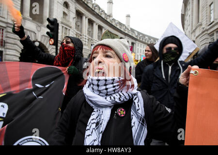 London, Großbritannien. 18. März 2017. Antifaschistische Demonstranten Marsch durch die Innenstadt von London gegen Rassismus auf UN-Anti-rassismus Tag protestieren. Stockfoto