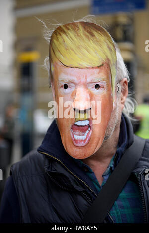 London, Großbritannien. 18. März 2017. Anti-Rassismus Demonstrant trägt ein Hitler-Trump Maske während der Internationalen UN-Anti-rassismus Tag. Stockfoto