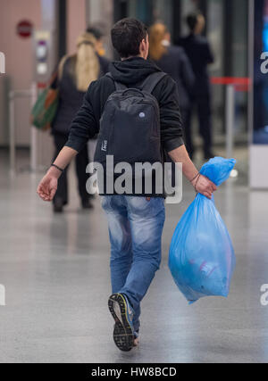 Mit Einem Sack Voll Gesammmeltem Leergut Geht Ein Mann am 10.03.2017 Durch Die Abflughalle bin Flughafen in Frankfurt Am Main (Hessen). (Zu Dpa «Geschützt Im Prallen Leben - Obdachlose Im Flughafen» Vom 19.03.2017) Foto: Boris Roessler/Dpa (c) Dpa - Bildfunk Stockfoto