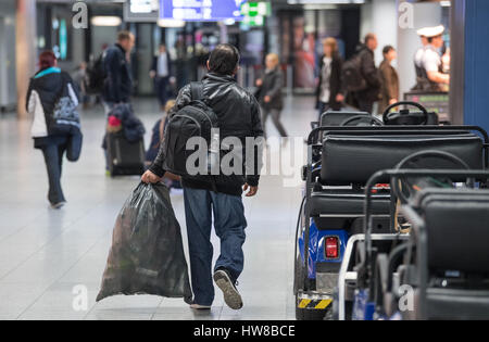 Mit Einem Sack Voll Gesammmeltem Leergut Geht Ein Mann am 10.03.2017 Durch Die Abflughalle bin Flughafen in Frankfurt Am Main (Hessen). (Zu Dpa «Geschützt Im Prallen Leben - Obdachlose Im Flughafen» Vom 19.03.2017) Foto: Boris Roessler/Dpa (c) Dpa - Bildfunk Stockfoto