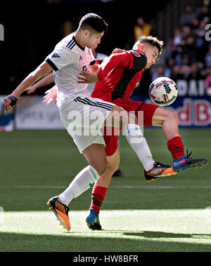 Vancouver, Kanada. 18. März 2017. Toronto FC Jonathan Osario (R) wetteifert mit Vancouver Whitecaps Matias Laba während eines Spiels der Major League Soccer (MLS) zwischen Toronto FC und Vancouver Whitecaps in Vancouver, Kanada, am 18. März 2017. Toronto FC 2: 0 gewonnen. Bildnachweis: Andrew Soong/Xinhua/Alamy Live-Nachrichten Stockfoto