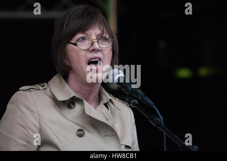 London, UK. 18. März 2017. Frances O'Grady, Generalsekretär des Trades Union Congress (TUC) befasst sich mit Tausenden von Demonstranten aus vielen verschiedenen antirassistischen Gruppen Teilnahme an der März gegen Rassismus. Der Marsch wurde zeitlich so nah wie möglich an den internationalen Tag der Vereinten Nationen für die Beseitigung der Rassendiskriminierung stattfinden. Bildnachweis: Mark Kerrison/Alamy Live-Nachrichten Stockfoto