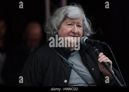 London, UK. 18. März 2017. Colette Levy, Überlebender des Holocaust, befasst sich mit Tausenden von Demonstranten aus vielen verschiedenen antirassistischen Gruppen Teilnahme an der März gegen Rassismus. Der Marsch wurde zeitlich so nah wie möglich an den internationalen Tag der Vereinten Nationen für die Beseitigung der Rassendiskriminierung stattfinden. Bildnachweis: Mark Kerrison/Alamy Live-Nachrichten Stockfoto