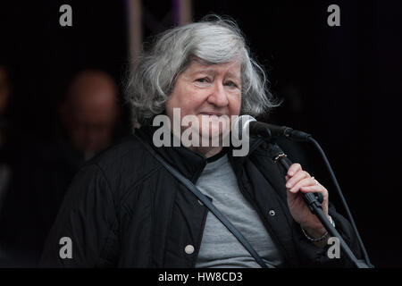 London, UK. 18. März 2017. Colette Levy, Überlebender des Holocaust, befasst sich mit Tausenden von Demonstranten aus vielen verschiedenen antirassistischen Gruppen Teilnahme an der März gegen Rassismus. Der Marsch wurde zeitlich so nah wie möglich an den internationalen Tag der Vereinten Nationen für die Beseitigung der Rassendiskriminierung stattfinden. Bildnachweis: Mark Kerrison/Alamy Live-Nachrichten Stockfoto