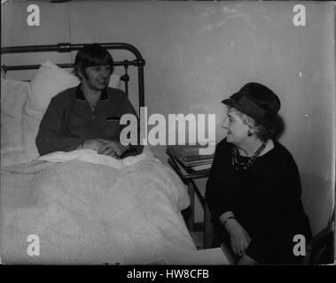 12. Dezember 1964 - Ringo wird einen Besuch im Krankenhaus von seiner Mutter: Beatles-Schlagzeuger Ringo Starr, die nach einer Operation zur Entfernung von ihm die Mandeln am University College Hospital in London, stellend ist wurde von seiner Mutter, Frau Elsie Gräber Starkey besucht. Das Foto zeigt die Beatles-Schlagzeuger Ringo Starr-Chats zu seiner Mutter, als sie neben seinem Bett im Krankenhaus sitzt. (Kredit-Bild: © Keystone Presseagentur/Keystone USA über ZUMAPRESS.com) Stockfoto