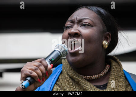 London, UK. 18. März 2017. Phyll Opoku-Gyimah, Co-Gründer, Treuhänder und executive Director der UK Black Pride, befasst sich mit Tausenden von Demonstranten aus vielen verschiedenen antirassistischen Gruppen Teilnahme an der März gegen Rassismus. Der Marsch wurde zeitlich so nah wie möglich an den internationalen Tag der Vereinten Nationen für die Beseitigung der Rassendiskriminierung stattfinden. Bildnachweis: Mark Kerrison/Alamy Live-Nachrichten Stockfoto