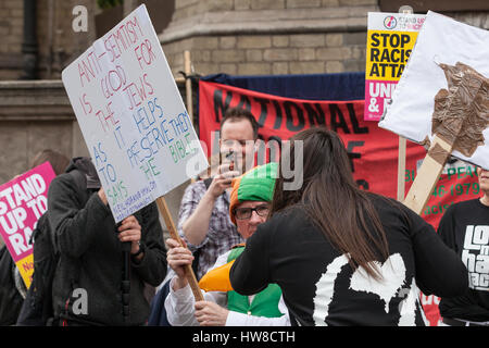 London, UK. 18. März 2017. Zwei Demonstranten warten auf den März gegen Rassismus bestreiten einen Mann trägt ein Davidstern und hält ein Plakat außerhalb BBC neue Broadcasting House. Bildnachweis: Mark Kerrison/Alamy Live-Nachrichten Stockfoto