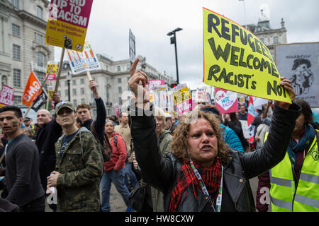 London, UK. 18. März 2017. Anti-Rassisten, die Teilnahme an der März gegen Rassismus schauen auf eine sehr kleine Gegendemonstration von Mitgliedern der Britain First am Piccadilly Circus. Der Marsch, begleitet von vielen tausend Menschen, war zeitlich so nah wie möglich an den internationalen Tag der Vereinten Nationen für die Beseitigung der Rassendiskriminierung stattfinden. Bildnachweis: Mark Kerrison/Alamy Live-Nachrichten Stockfoto