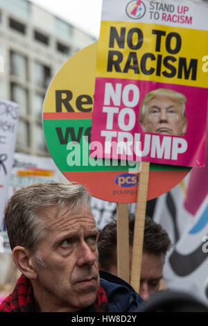 London, UK. 18. März 2017. Chris Nineham von Stop The War Koalition unter Tausenden von Demonstranten aus vielen verschiedenen antirassistischen Gruppen Teilnahme an der März gegen Rassismus. Der Marsch wurde zeitlich so nah wie möglich an den internationalen Tag der Vereinten Nationen für die Beseitigung der Rassendiskriminierung stattfinden. Bildnachweis: Mark Kerrison/Alamy Live-Nachrichten Stockfoto