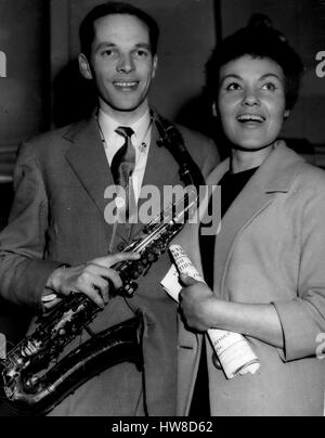 3. März 1958 - Jazzmae Mi farbige Sängerin in geheimen Dusky Blues-Sängerin Cleo Laine hat heimlich geheiratet Bandleader Johny Feuchte-Wert. Beide sind 30, und beide überstiegen die letzten '' Pop''. Das Paar heimlich verheiratet n waren Dienstag Gehöft Standesamt, und es wurde gehalten, so dass Geheimnis, das die Jungs in seiner Band nicht einmal wusste. Foto zeigt, dass Cleo und Johnny Dakkworth zusammen in London letzte Nacht abgebildet. (Kredit-Bild: © Keystone Presseagentur/Keystone USA über ZUMAPRESS.com) Stockfoto