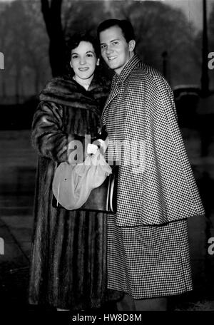 5. April 1958 - 04.05.58 Pat Boone und Frau gehen, Sightseeing in London. Im Regen ging Ã ¢ â "¬" populäre US-amerikanische Sängerin Pat Boone und seine Frau, die gestern Abend in London angekommen auf einer Sightseeing Tour im Regen am Nachmittag. Keystone-Foto zeigt: Pat Boone, tragen seine Ã ¢ Â '¬ËœSherlock HolmesÃ ¢ Â' ¬â "¢ Cap mit seiner Frau, während der Besichtigung am Nachmittag. (Kredit-Bild: © Keystone Presseagentur/Keystone USA über ZUMAPRESS.com) Stockfoto