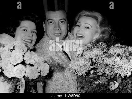 11. November 1958 - trifft Mario Lanza seine Frau- und Zsa Zsa Gabor - in Berlin. Als Mario Berlin Flughafen vor kurzem seine Frau Patty zu treffen, die von Rom angekommen stellte Überraschungen kennenlernen seiner ehemaligen Filmpartner Zsa Zsa Gabor, die auf der gleichen Ebene mit Traveller von Vienns angekommen. Foto zeigt Mario Lan Zsa mit seine Frau Patty auf links und Zsa Zsa Gabor - in Eliin. (Kredit-Bild: © Keystone Presseagentur/Keystone USA über ZUMAPRESS.com) Stockfoto