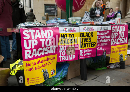 London, UK. 18. März 2017. Tausende von Demonstranten aus vielen verschiedenen antirassistischen Gruppen beteiligen sich im März gegen Rassismus durch das Zentrum von London. Der Marsch wurde zeitlich so nah wie möglich an den internationalen Tag der Vereinten Nationen für die Beseitigung der Rassendiskriminierung stattfinden. Bildnachweis: Mark Kerrison/Alamy Live-Nachrichten Stockfoto