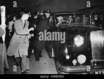 3. März 1955 - Johnnie Ray am Flughafen London eintrifft: der berühmte amerikanische Sängerin, Johnnie Ray, angekommen am Flughafen London heute Abend. Foto zeigt die Szene, als die Polizei den Weg frei für Johnnie Ray, wie er den Flughafen mit dem Auto, umgeben von den Fans verlassen. (Kredit-Bild: © Keystone Presseagentur/Keystone USA über ZUMAPRESS.com) Stockfoto