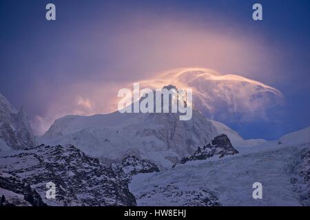 Frankreich, Haute-Savoie, Mont Maudit (4465 m) bei Sonnenuntergang, Mont-Blanc Massiv Stockfoto