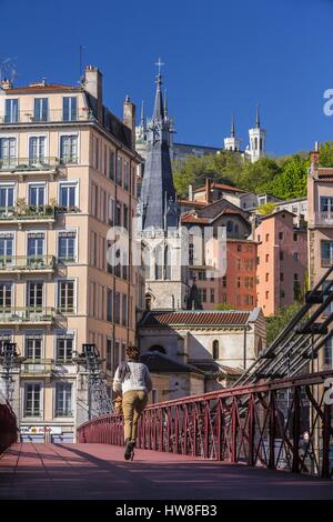 Frankreich, Rhone, Lyon, historische Stätte als Weltkulturerbe von der UNESCO, Passerelle St Vincent über der Saône, Blick auf die St. Paul Bezirk und Kirche Saint-Paul am Rande der Saône im Vieux Lyon (Altstadt) von Notre Dame De Fourviere Basilica übersehen Stockfoto