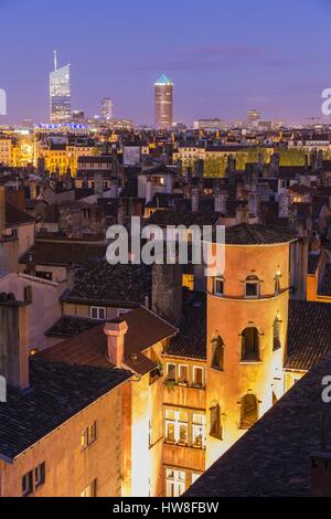 Frankreich, Rhone, Lyon, historische Stätte als Weltkulturerbe von der UNESCO, Panorama von Fourviere Hill, Tour Rose (Rosa Turm) in St Jean Bezirk, mit Blick auf die La Part Dieu Skyscraper mit dem Oxygene Tour, der Bleistift und der neuen Incity tour Wer ist die dritte Wolkenkratzer von Frankreich (Pfeil) Stockfoto