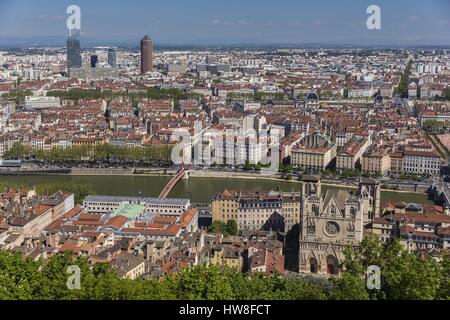 Frankreich, Rhone, Lyon, historische Stätte als Weltkulturerbe von der UNESCO, Panorama von Fourviere, mit Blick auf die Kathedrale von Lyon (Kathedrale Saint-Jean-Baptiste de Lyon) und des La Part Dieu Skyscraper mit dem Oxygene Tour, der Bleistift und der neuen Incity tour Wer ist die dritte Wolkenkratzer von Frankreich (Pfeil) mit der Alpen, der Mont Blanc sichtbar rechts von der Spitze des Turms Stockfoto