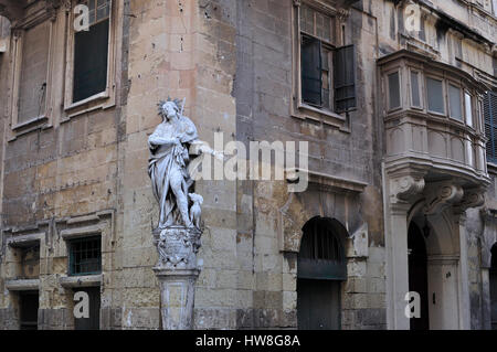 Religiöse Statue an einer Straßenecke in Valletta, Malta Stockfoto