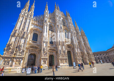 Mailand - 7. März 2017: Touristen Wandern und Fotografieren mit Tauben in Piazza Duomo Milano Modestadt. Grundriss von dieser historischen G Stockfoto