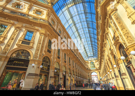 Mailand - 7. März 2017: Tresor Hall von der Galleria Vittorio Emanuele II-Galerie auf der Piazza Duomo Platz. Bekannte Modegeschäfte wie Prada. Luxus Stockfoto