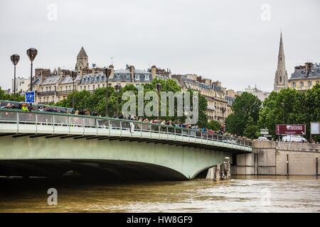 Frankreich, Paris, Bereich als Weltkulturerbe der UNESCO, die Flut des Flusses Seine 3. Juni 2016 mit einer Höhe in der Nähe von 5, 80 m, der Pont de Alma aufgeführt Stockfoto