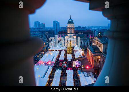 Deutschland, Berlin, Mitte, Gendarmenmarkt, Weihnachtsmarkt, erhöhte Ansicht mit Deutscher Dom, Dämmerung Stockfoto