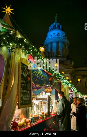 Deutschland, Berlin, Mitte, Gendarmenmarkt, Weihnachtsmarkt, outdoor-Food Shop Stockfoto