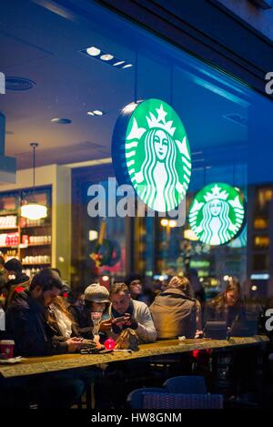 Paiser Platz, Starbucks Café Fenster gegenüber dem Brandenburger Tor, Mitte, Berlin, Deutschland Stockfoto