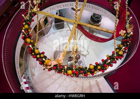 England, London, St. James, Fortnum and Mason speichern, Treppe mit Weihnachtsschmuck Stockfoto