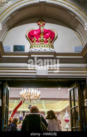 England, London, St. James, Fortnum and Mason Shop, Eingang mit Königskrone Stockfoto