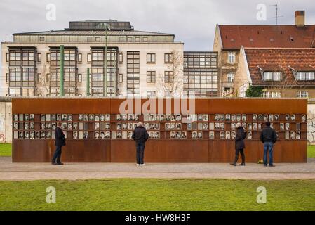 Deutschland, Berlin, Prenzlauerberg, Gedenkstätte Berliner Mauer, Fotos der Toten durch die Grenzschutzbeamten Flucht Ost-Berlin Stockfoto